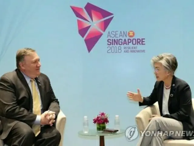 ８月にシンガポールで会談した康長官（右）とポンペオ長官（左）＝（聯合ニュース）
