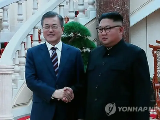 首脳会談の前に握手を交わす韓国の文在寅（ムン・ジェイン）大統領（左）と金正恩（キム・ジョンウン）国務委員長（朝鮮労働党委員長）＝（聯合ニュース）