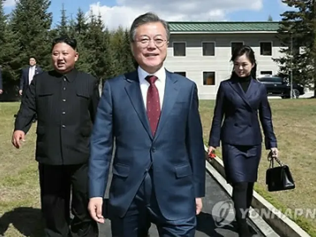 文大統領（中央）と北朝鮮の金正恩（キム・ジョンウン）国務委員長（朝鮮労働党委員長、左）は20日、中国との国境にある北朝鮮北部の白頭山に登頂した。近くの施設、三池淵招待所の周りを散策する両首脳（資料写真）