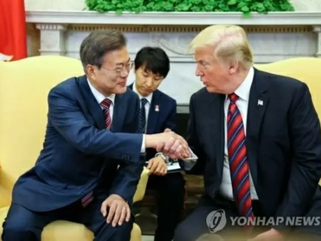５月に行われた韓米首脳会談で握手する文大統領（左）とトランプ米大統領（資料写真）＝（聯合ニュース）