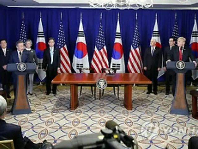 韓米首脳会談を終えて会見を行う両首脳＝２４日、ニューヨーク（聯合ニュース）