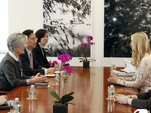 康京和氏、イバンカ・トランプ米大統領補佐官と面会…韓国に招待も＝韓国外交部