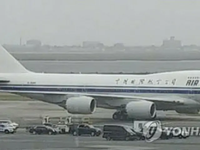 李氏が乗った中国国際航空機がケネディ国際空港に到着した。儀典・警護用の車両が待機している＝25日、ニューヨーク（聯合ニュース）