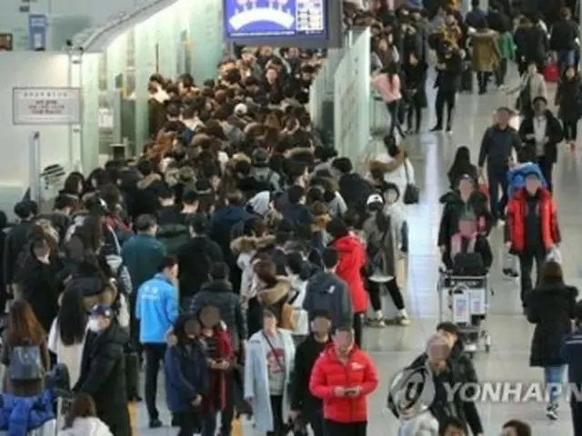 旅行客で混雑する仁川国際空港（資料写真）＝（聯合ニュース）