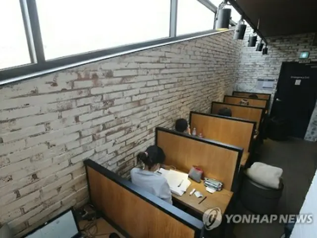 １人用テーブルが設けられたソウル市内のカフェ（資料写真）＝（聯合ニュース）