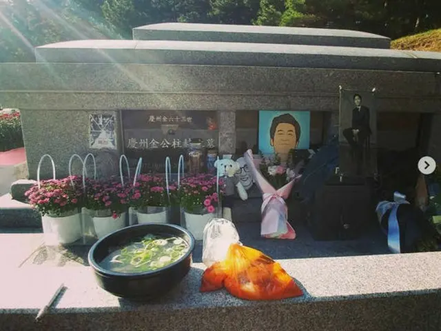 韓国俳優ハン・ジョンスが、俳優の故キム・ジュヒョクの誕生日に墓参りをした。（提供:OSEN）