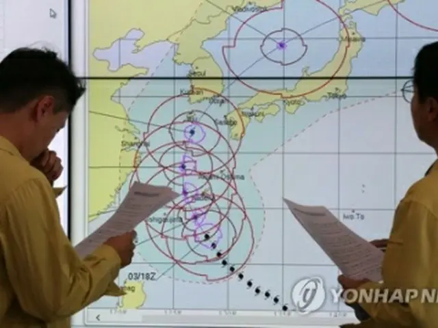 台風２５号の予想進路図を見る韓国政府の関係者＝４日、世宗（聯合ニュース）