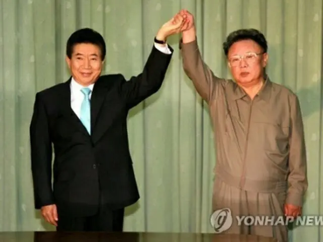 2007年10月4日、10・4宣言に署名後、取り合った手を高く掲げる盧武鉉大統領（左）と金正日総書記（資料写真、大統領府写真記者団）＝（聯合ニュース）