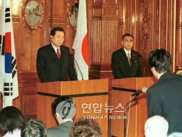 １９９８年に行われた韓日首脳会談後の共同記者会見で「韓日共同宣言」を発表する金大統領（左）と小渕首相（資料写真）＝（聯合ニュース）