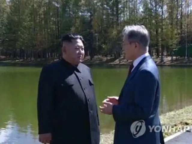 朝鮮中央テレビが9月21日、文大統領（右）と金委員長が白頭山を訪問したことを報じた＝（朝鮮中央テレビ＝聯合ニュース）