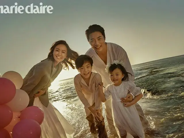 韓国俳優クォン・サンウ＆女優ソン・テヨン夫婦のロマンティックな写真が公開された。しかし今回は“夫婦”だけでなく、“家族”としての姿もおさめられた。（写真提供:OSEN）