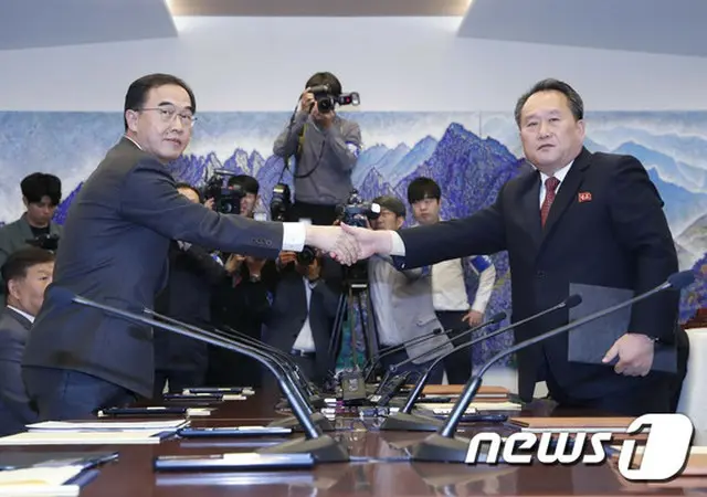 韓国政府は前日15日に行われた閣僚級会談合意事項である南北鉄道・道路の連結及び現代化事業と関連し、「いくつかの条件を考慮して日程を具体化する」と明らかにした。