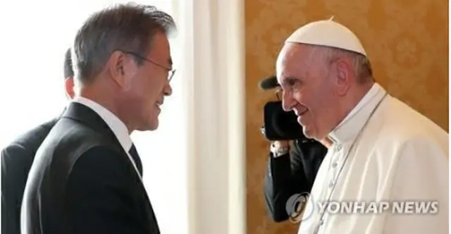 文大統領（左）と法王フランシスコ＝（聯合ニュース）