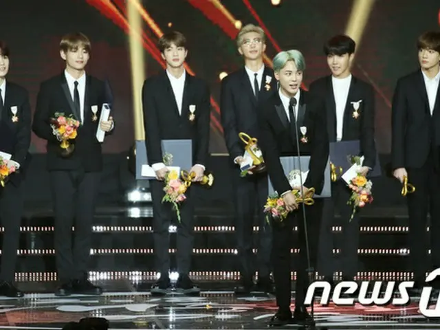 韓国ボーイズグループ「防弾少年団」が、「2018大韓民国大衆文化芸術賞」で花冠文化勲章を受賞した。（提供:news1）