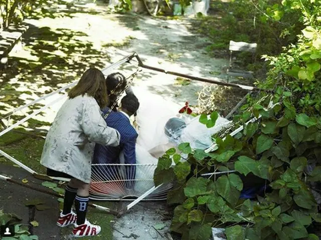 女芸人イ・スジ、ウェディング撮影中にブランコが倒れるハプニング…現場写真を公開（提供:OSEN）
