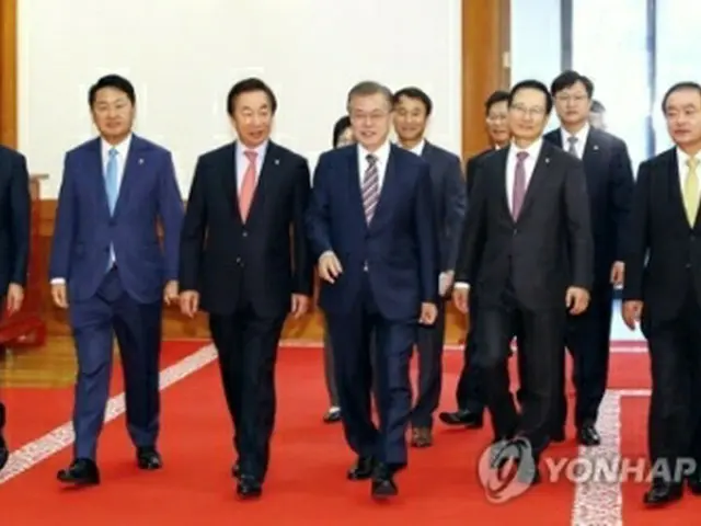 会合に出席した文大統領（左から４人目）と金代表（左から３人目）＝５日、ソウル（聯合ニュース）