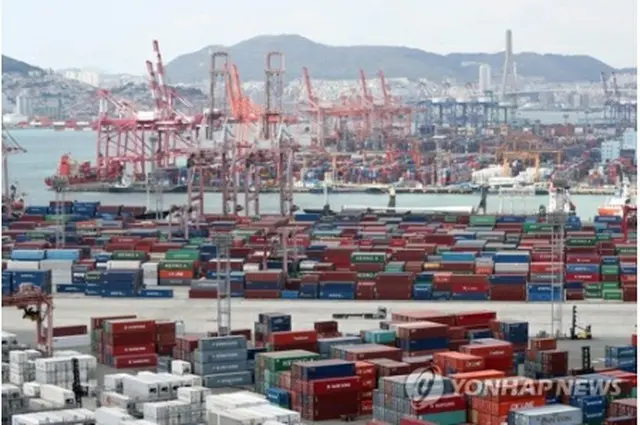 コンテナの積み下ろし作業が行われている釜山港（資料写真）＝（聯合ニュース）