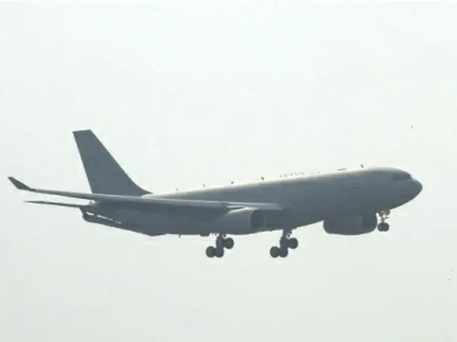 韓国に到着した空中給油機＝12日、釜山（聯合ニュース）