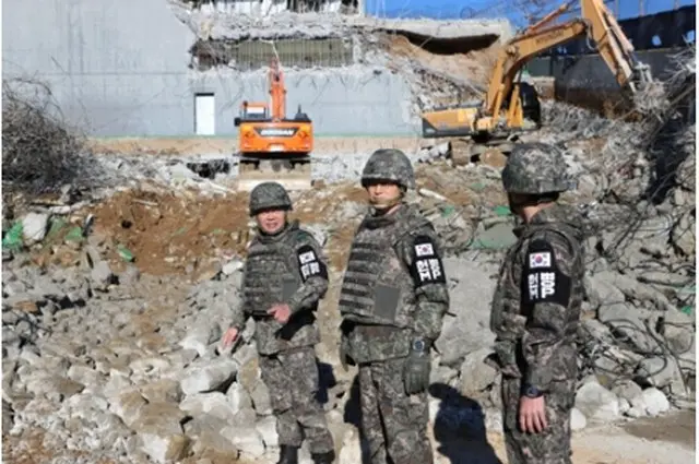 掘削機による撤去作業が行われるＧＰの施設（陸軍提供）＝１２日、ソウル（聯合ニュース）