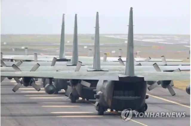 ミカンを搭載して北朝鮮に向かう準備をしている軍輸送機＝11日、済州（聯合ニュース）