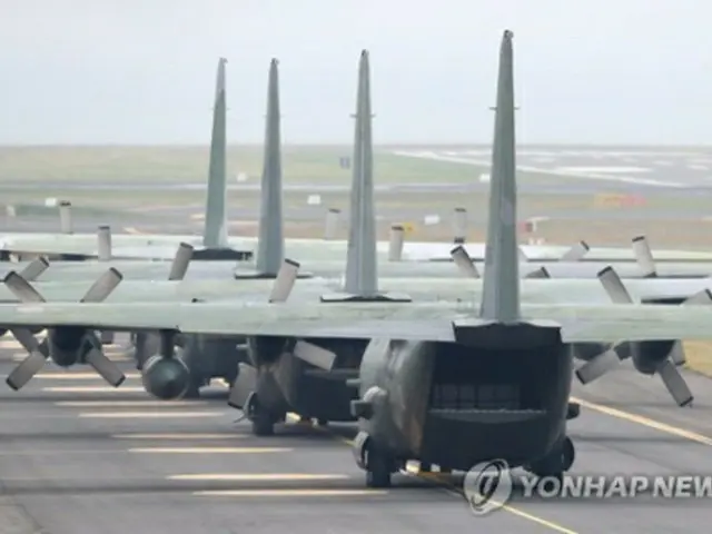 ミカンを搭載して北朝鮮に向かう準備をしている軍輸送機＝11日、済州（聯合ニュース）