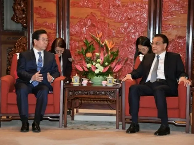 朴元淳市長（左）と李首相（ソウル市提供）＝２７日、北京（聯合ニュース）