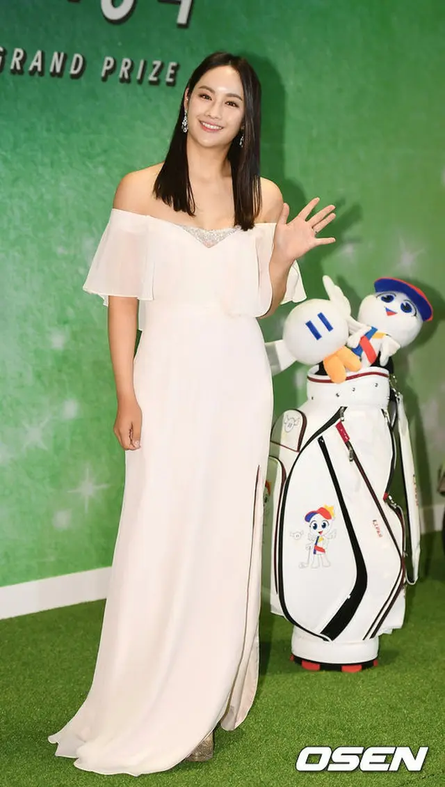 韓国女子ゴルファーのパク・キョルが公の場に姿を現し、女優キム・テヒ似と話題を集めている中、彼女への関心が高まっている。（提供:OSEN）