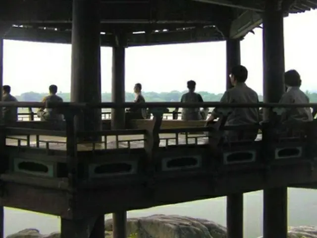 驪州「神勒寺」の川を見下ろすあずま屋で瞑想（めいそう）する参拝客＝（聯合ニュース）