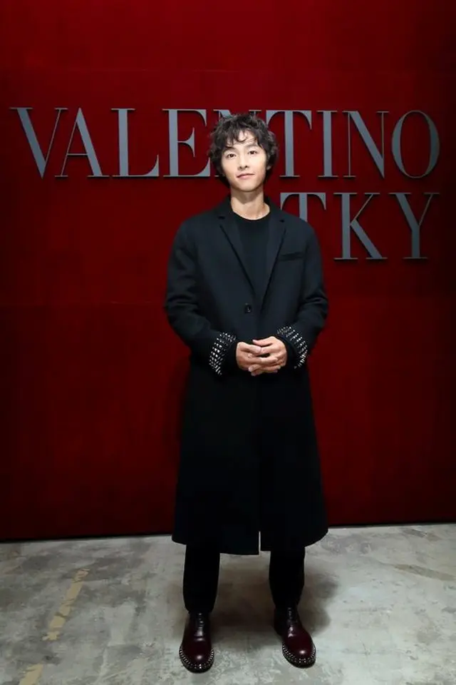 俳優ソン・ジュンギ、東京で開催の「ヴァレンティノ」ファッションショーに出席（画像:OSEN）