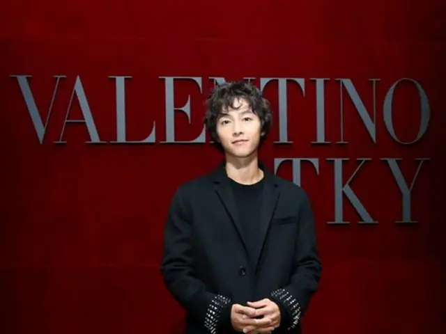俳優ソン・ジュンギ、東京で開催の「ヴァレンティノ」ファッションショーに出席（画像:OSEN）