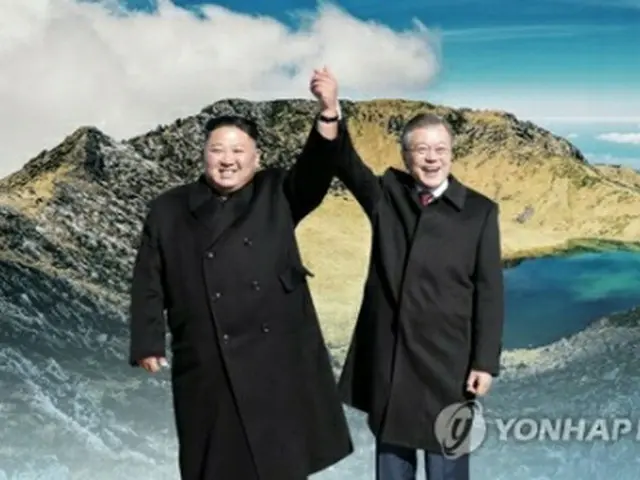韓国の文在寅大統領（右）は9月に北朝鮮・平壌を訪問し、金委員長（左）と白頭山に登った。金委員長のソウル訪問がいつ実現するか注目されている（コラージュ）＝（聯合ニュースTV）