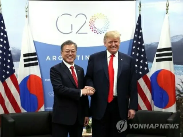 握手を交わす韓米首脳（聯合ニュース）