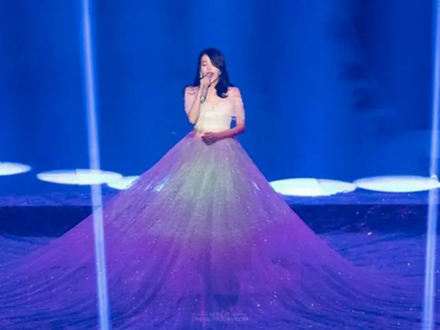 かつて、日本歌謡界で見る者の目を楽しませてくれたのが、歌手小林幸子の豪華絢爛なステージ衣装…そんな彼女を彷彿させる女性歌手が韓国にもいた。（写真提供:OSEN）