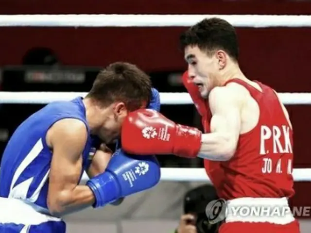 今夏のアジア大会に出場した北朝鮮の選手（右）＝（EPA＝聯合ニュース）