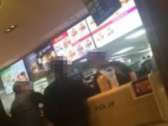 韓国のマクドナルドでまた客のパワハラ？＝中年男性が店員の顔にハンバーガーを投げつける（提供:news1）