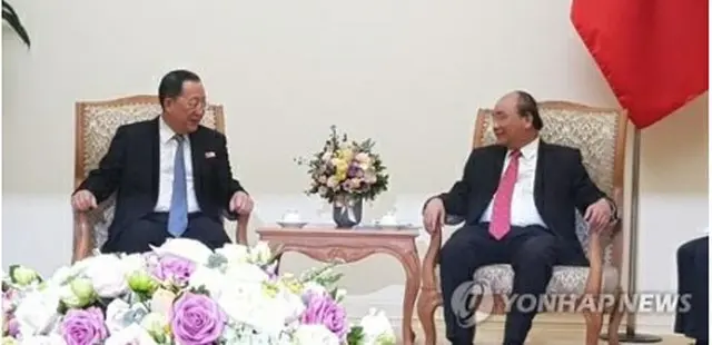 李容浩外相（左）は1日にベトナムのグエン・スアン・フック首相と会談した＝（聯合ニュース）