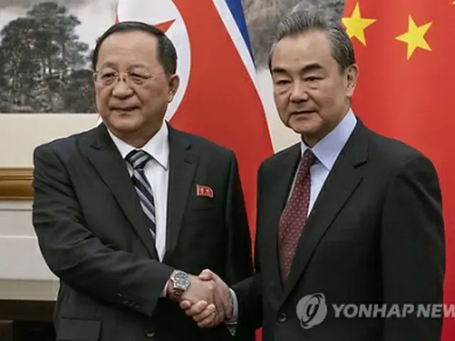 握手を交わす李外相（左）と王外相＝７日、北京（ＡＰ＝聯合ニュース）