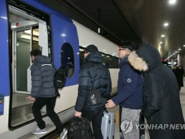 江陵駅を出発するソウル行きのKTX列車に乗り込む乗客＝10日、江陵（聯合ニュース）