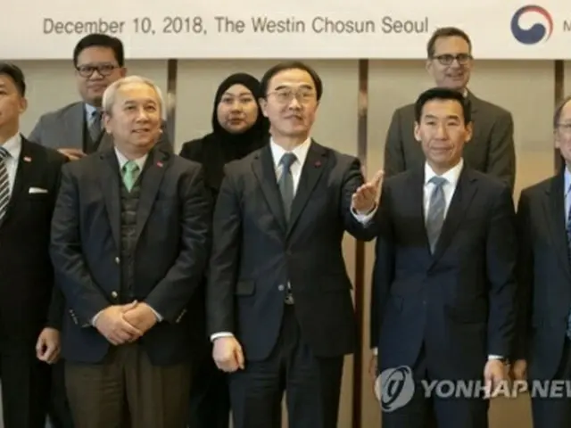 趙明均長官は主要国の駐韓大使を対象に南北関係の現況や政策に関する説明会を開いた。記念撮影を行う説明会参加者＝１０日、ソウル（聯合ニュース）