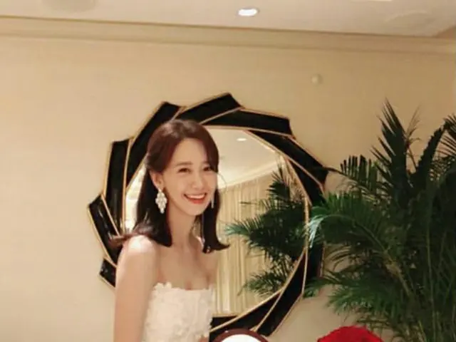 韓国ガールズグループ「少女時代」メンバーで女優としても活躍中のユナが、純白ドレス姿を公開した。（写真提供:OSEN）