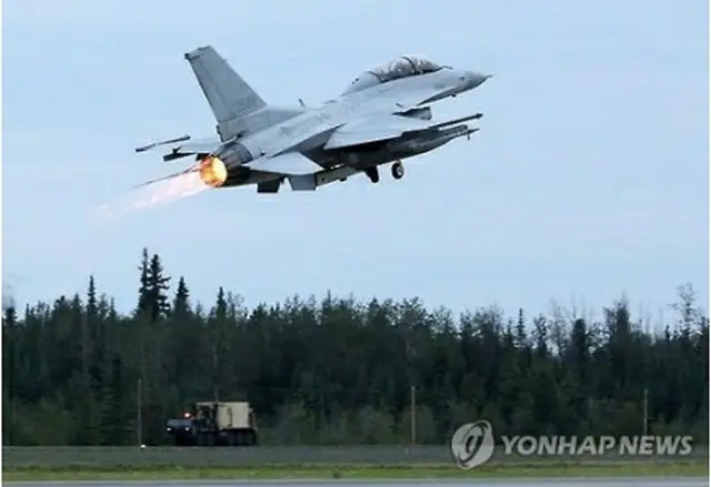 離陸する韓国空軍の戦闘機ＫＦ１６（資料写真）＝（聯合ニュース）