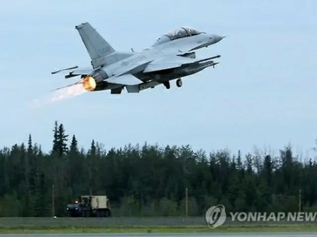 離陸する韓国空軍の戦闘機ＫＦ１６（資料写真）＝（聯合ニュース）