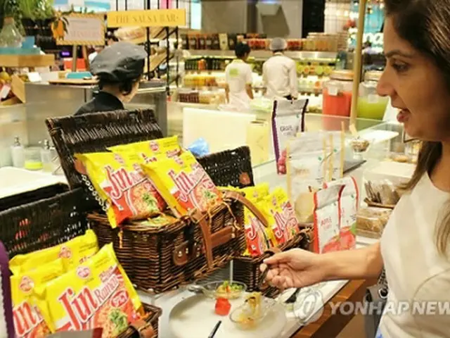 今年５月、インド・ニューデリーのショッピングモールで韓国食品メーカーが即席麺の試食イベントを開いた（資料写真）＝（聯合ニュース）