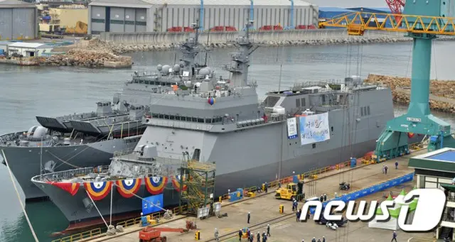 韓国軍当局は「通常の作戦活動中だった」と明らかにした。（提供:news1/写真は16日現代重工業で進水式を控えた韓国海軍初の訓練艦ATH-81と建造中の新型上陸艦）