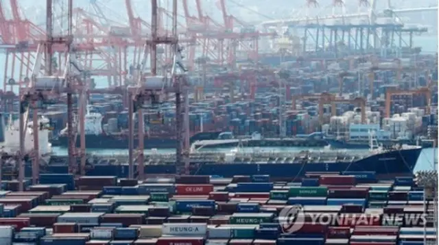 コンテナが積み上げられた釜山港（資料写真）＝（聯合ニュース）