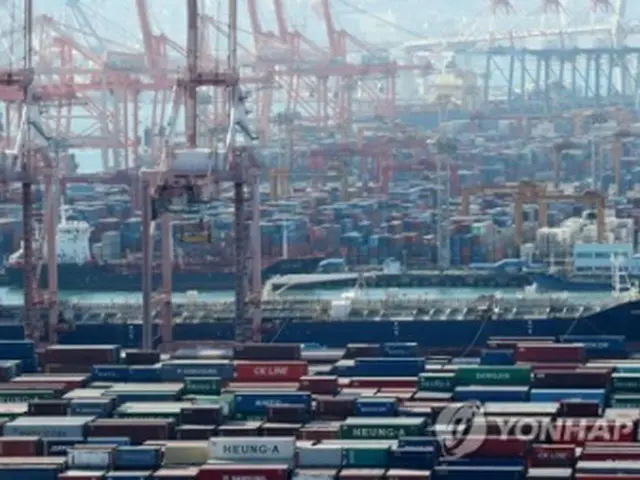 コンテナが積み上げられた釜山港（資料写真）＝（聯合ニュース）