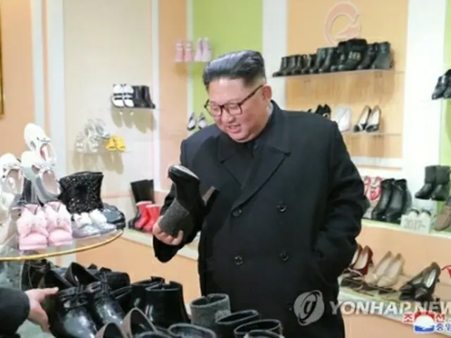 靴工場を視察する金正恩委員長。北朝鮮の朝鮮中央通信が昨年12月3日に報じた＝（朝鮮中央通信＝聯合ニュース）