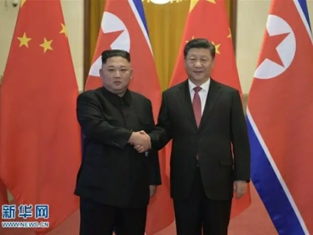 握手を交わす北朝鮮の金正恩（キム・ジョンウン）国務委員長（朝鮮労働党委員長、左）と中国の習近平国家主席＝（新華社＝聯合ニュース）