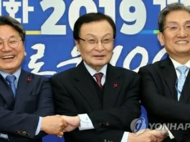 記念撮影を行う李代表（中央）と魯室長（右）＝11日、ソウル（聯合ニュース）