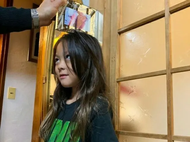 日本のモデルSHIHOと格闘家の秋山成勲の娘サランちゃんが、身長を測る様子を公開した。（写真提供:OSEN）